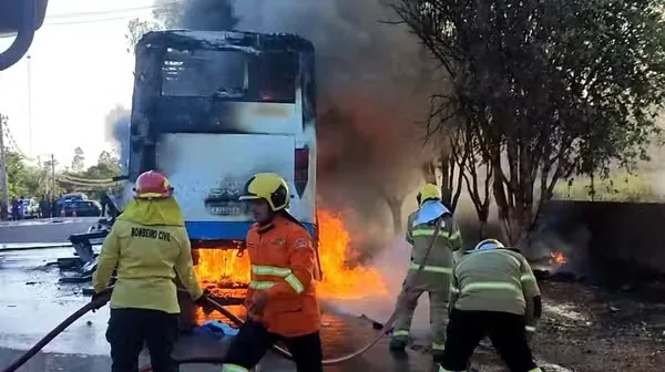 SINISTRO NA ESTRADA - Ônibus que transportava fiéis pega fogo próximo a Ariquemes, RO; ninguém se feriu entre os 30 fiés a Deus
